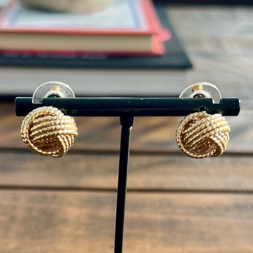 🌟 SALE $20 🌟 Vintage Love Knot Gold Plated Texture Twisted Round Classic Earring